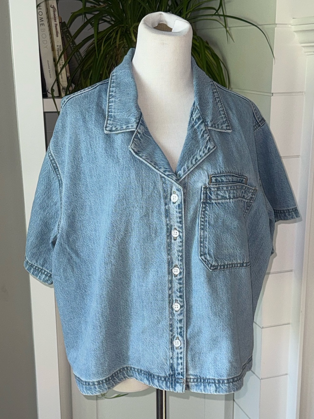 Size XL Women’s Oversized Universal Thread Denim Shirt with Patchwork Heart - Picture 2 of 8